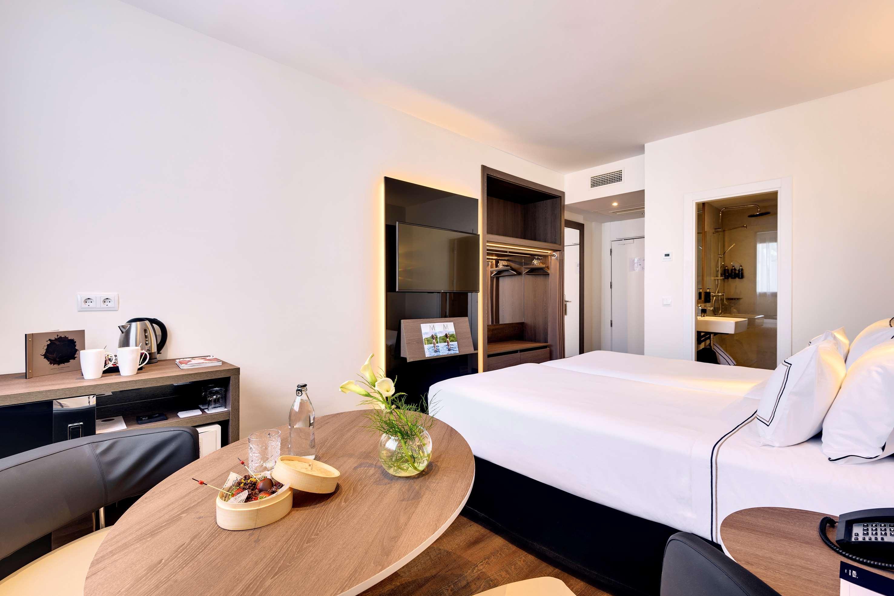 Melia Madrid Serrano Luaran gambar