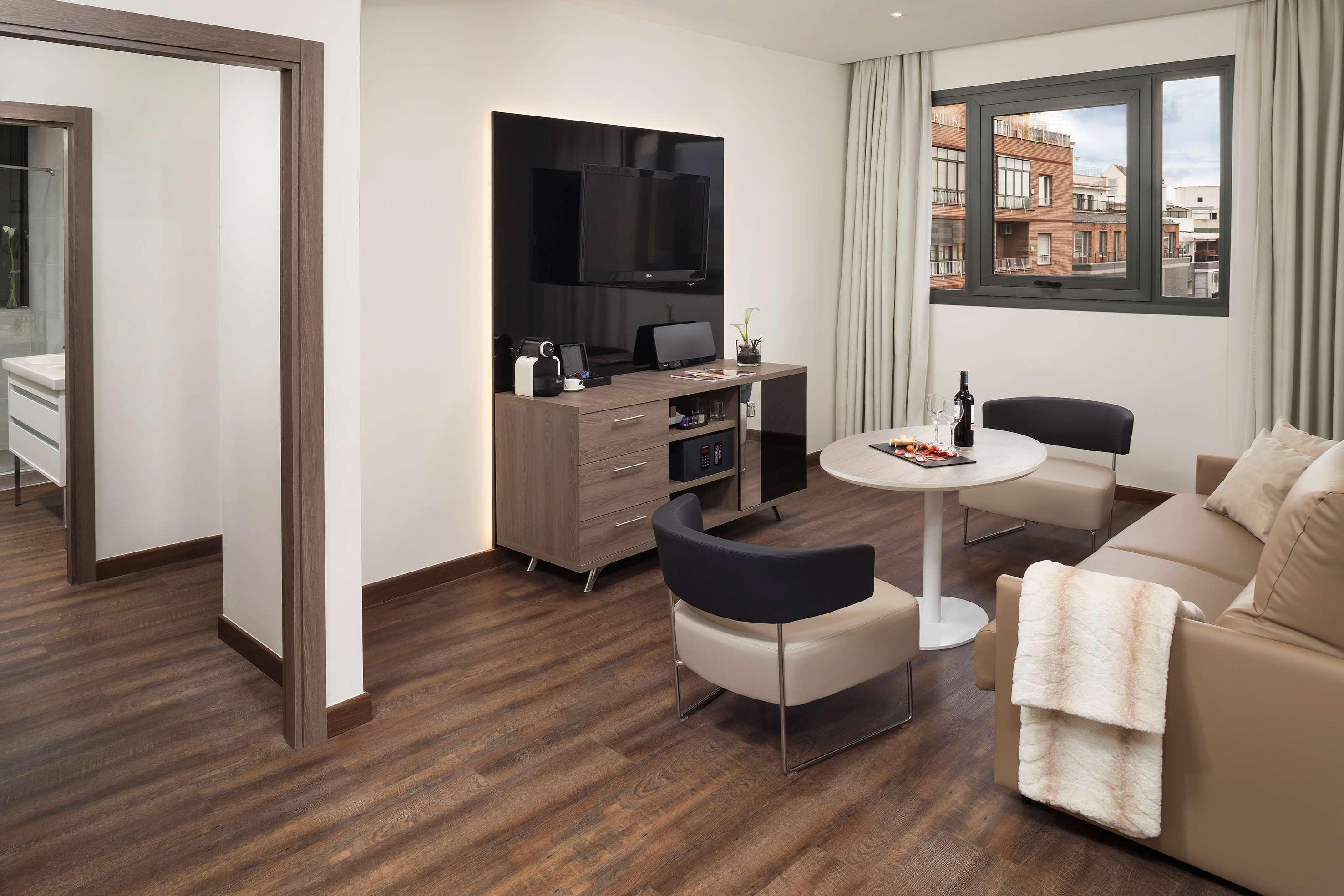 Melia Madrid Serrano Luaran gambar
