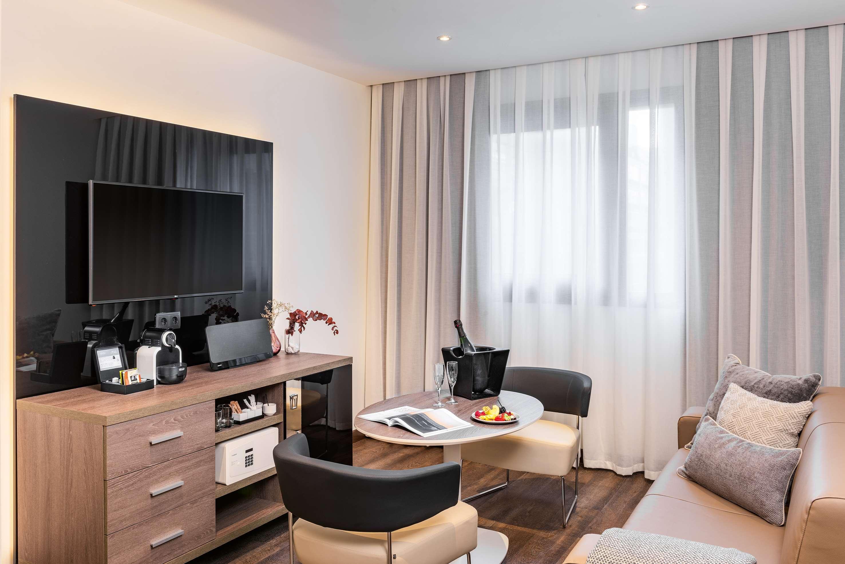 Melia Madrid Serrano Luaran gambar