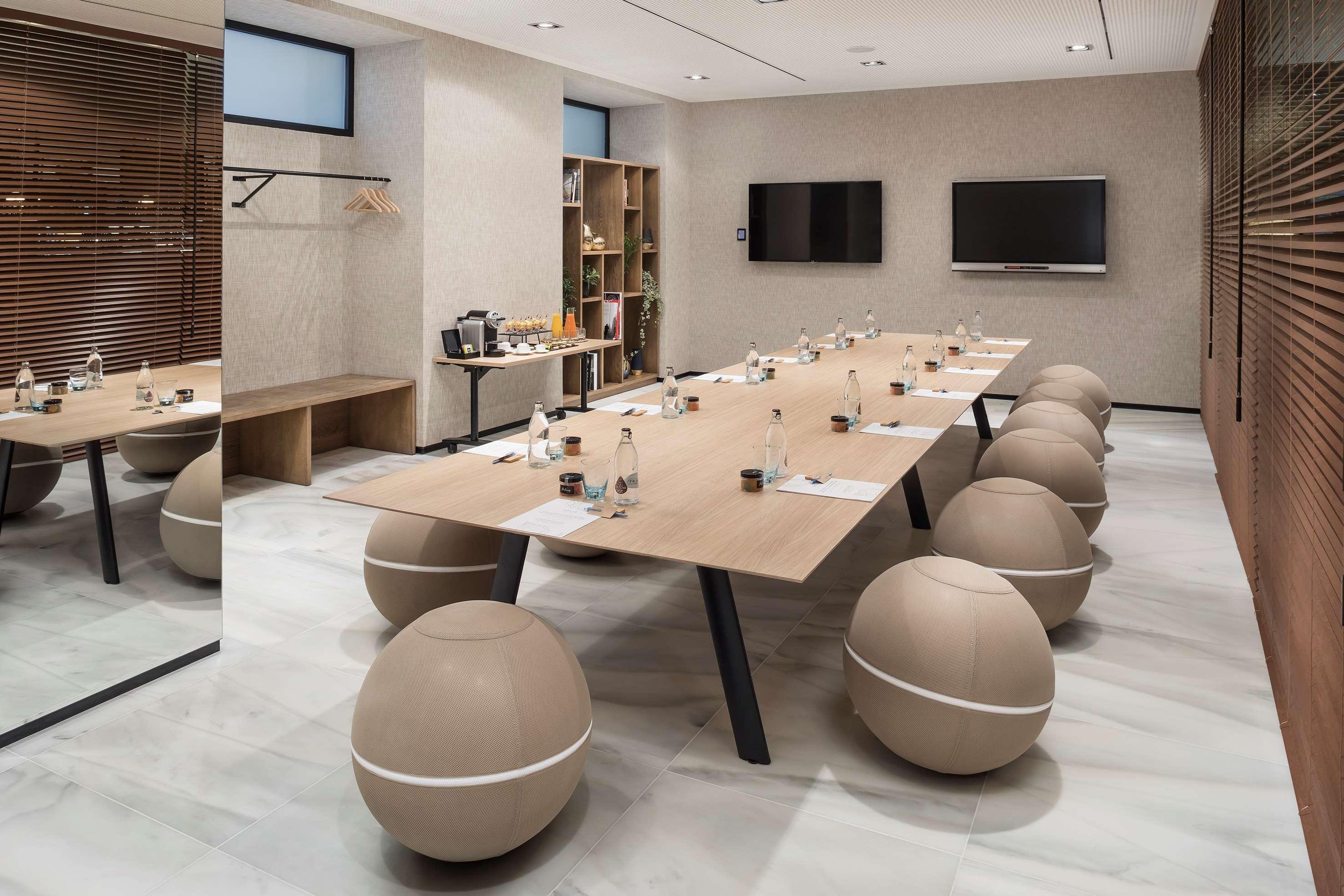 Melia Madrid Serrano Luaran gambar
