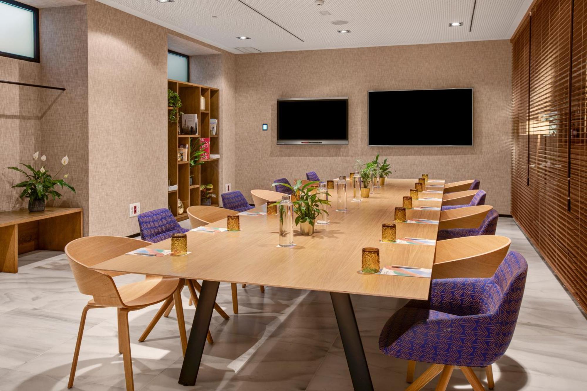 Melia Madrid Serrano Luaran gambar